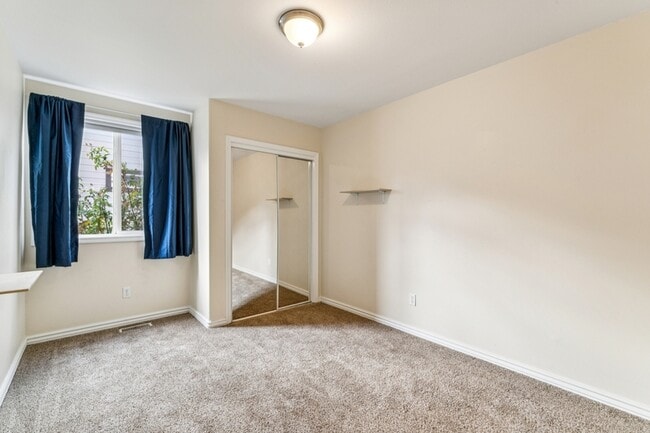 Building Photo - 2036 E Oakridge Ct