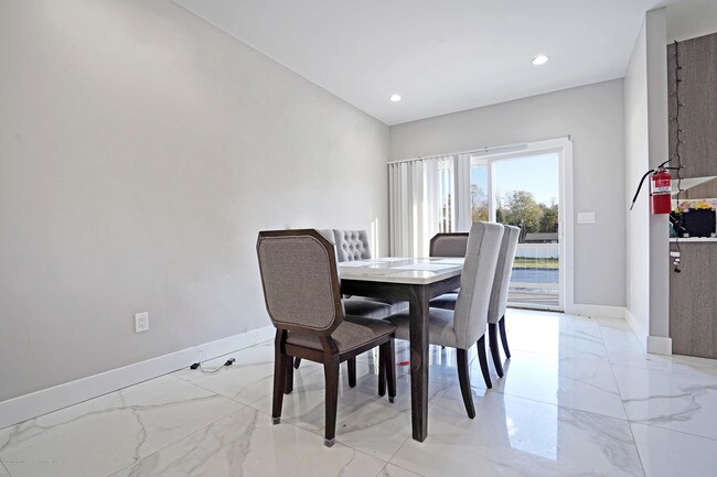 Building Photo - 98 Hollywood Ave