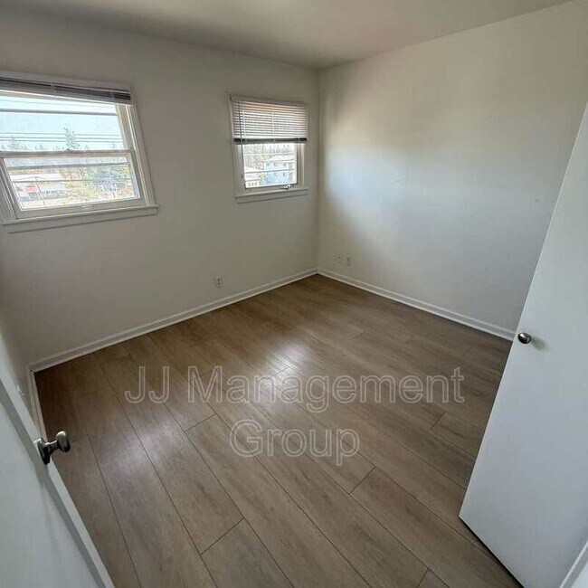 Building Photo - 1205 2nd St