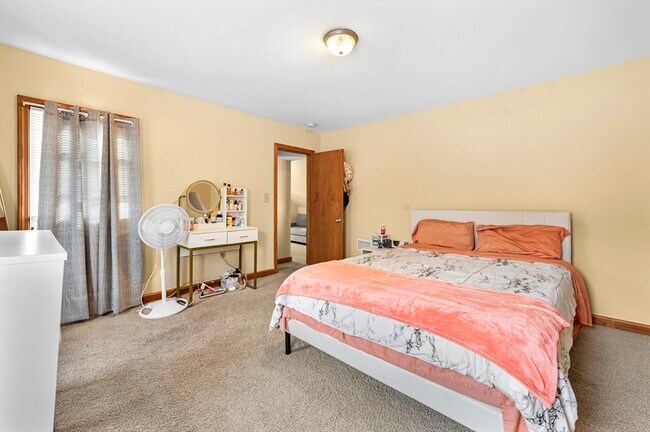 Building Photo - 50 Temple St