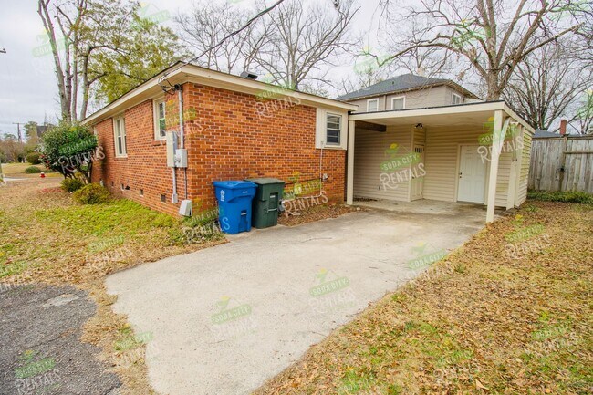 Building Photo - Charming Shandon Corner Lot Home – Hardwood Floors, Fenced Yard + $500 Off 2nd Month!