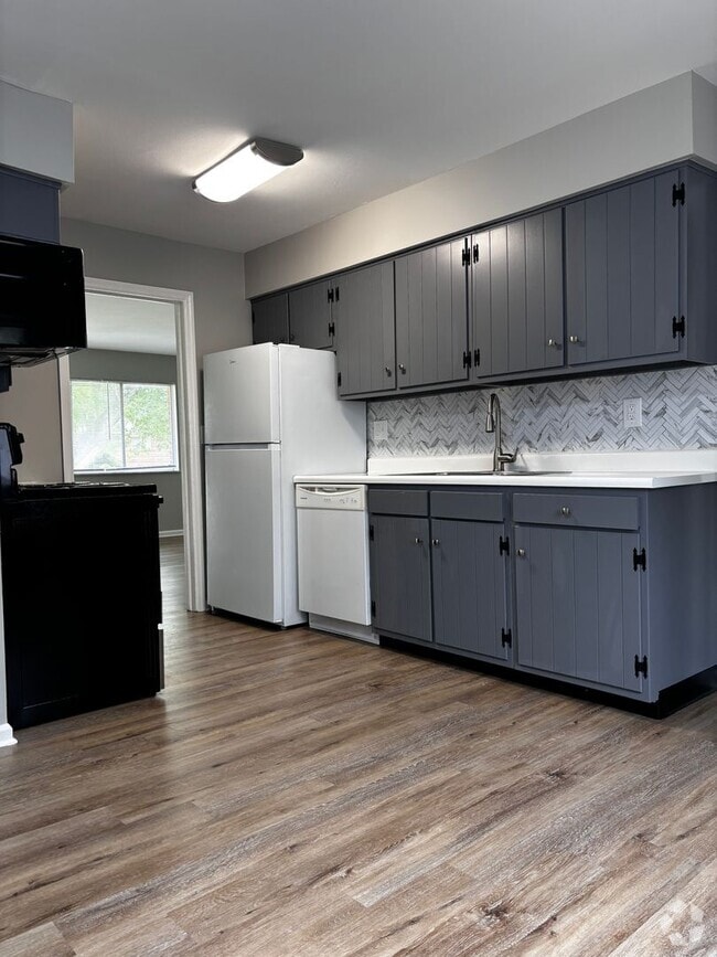 Building Photo - Beautiful 2 bed 1.5 bath Duplex with spaci...