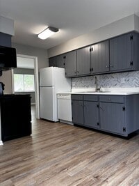Building Photo - Beautiful 2 bed 1.5 bath Duplex with spacious backyard!