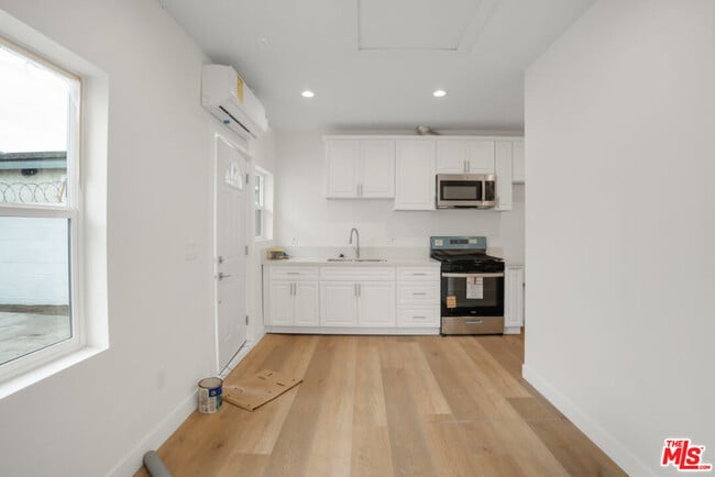 Building Photo - 527 W 90th St