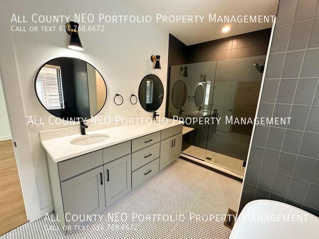 Building Photo - 1053 Oak St