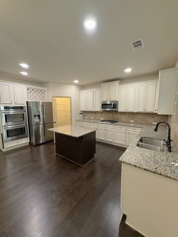 Building Photo - 4950 Belcrest Way