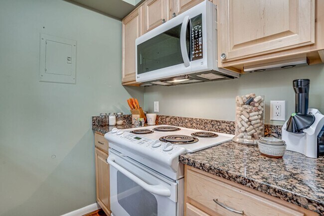 Building Photo - 2 Level Condo Near Shirlington