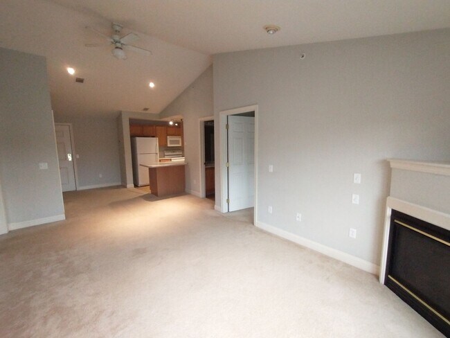 Building Photo - 2 Bedroom 2 Bath Unit-Available Now!