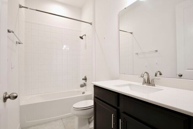 Building Photo - Elegant 5-Bedroom Pool Home for Rent in Sa...