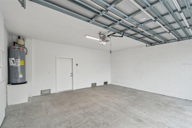 Building Photo - 3826 Pompano Dr SE