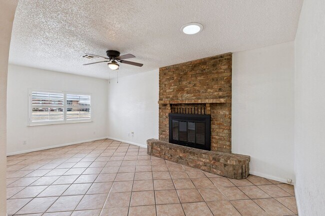 Building Photo - 3 bed, 2 bath home