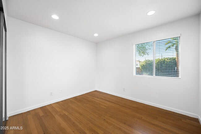 Building Photo - 4410 N Longview Ave