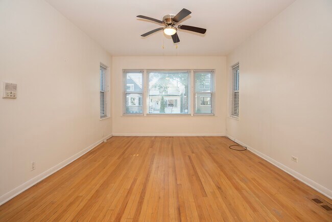 Building Photo - 3834 N Hermitage Ave