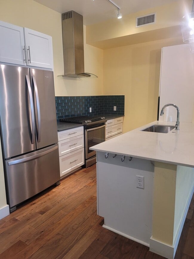 Building Photo - Resort Living in Midtown!!  Pool, Dog walk...