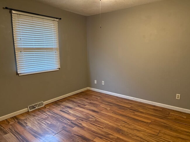 Building Photo - 26/28/30/32 Circle Drive