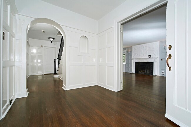 Building Photo - 30 Park Dr N