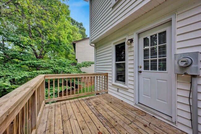 Building Photo - 2660 White Oak Ln