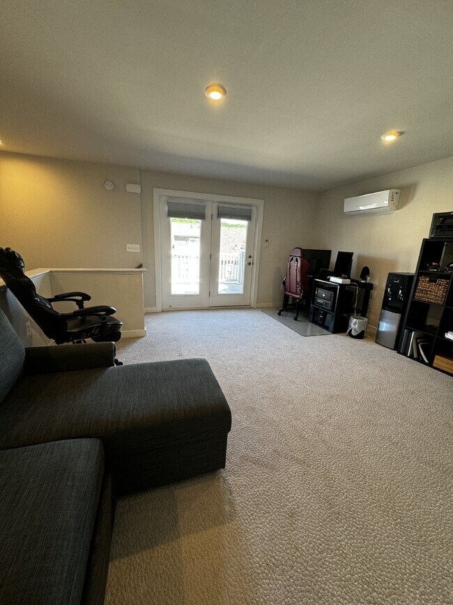 Building Photo - Luxurious 4-Bedroom Townhouse with 3.5 Bat...