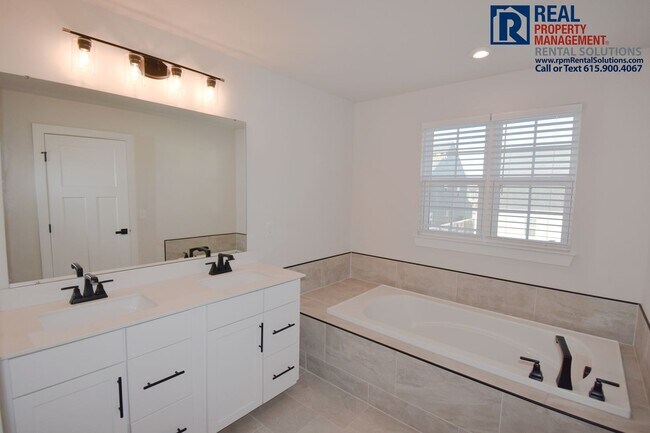 Building Photo - Amazing, modern and spacious home! 4 bd, 2...