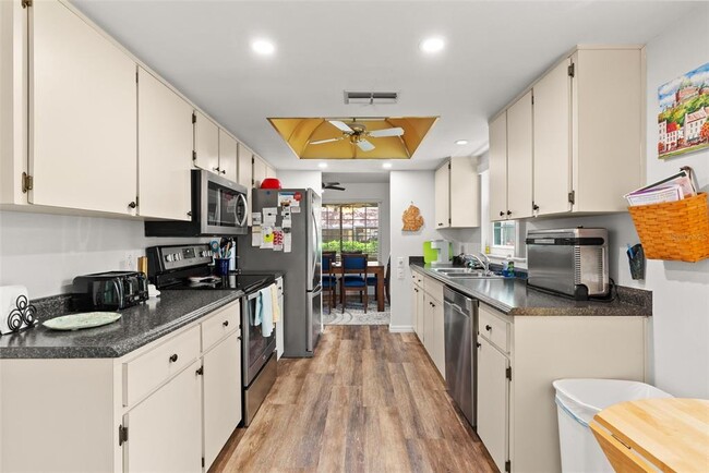 Building Photo - 2123 Sea Pines Ct