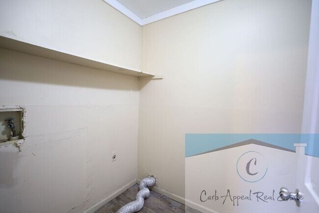 Building Photo - Spacious 1 bed /1 full bath apt