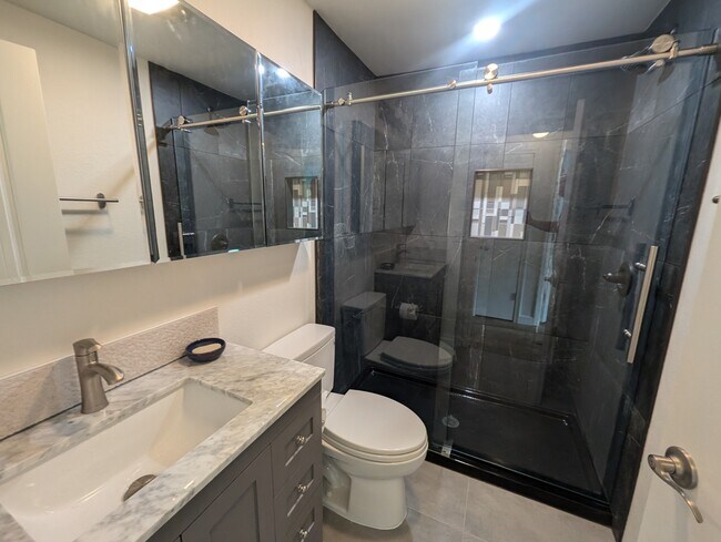 Bath - 5028 SE Hawthorne Blvd