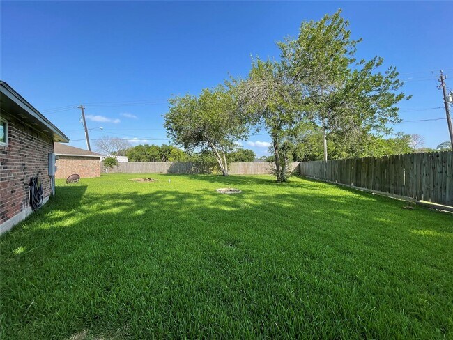 Building Photo - 16510 Oxnard Ln