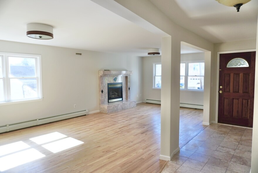 Primary Photo - 166 Woodside Ave