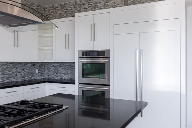 Building Photo - 4 Br 5 Ba with STUNNING VIEWS and Jacuzzi