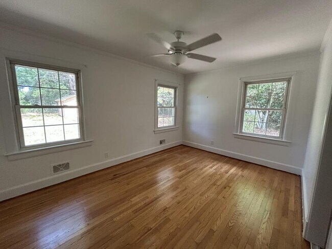 Building Photo - 203 Oak Leaf Dr
