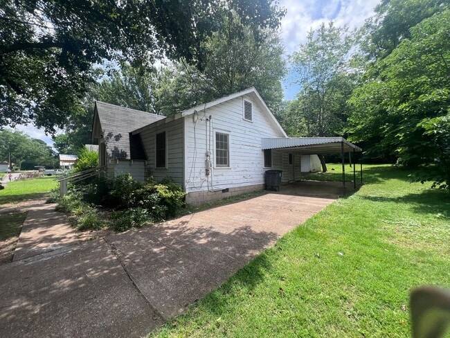 Building Photo - 1305 W Vine Ave