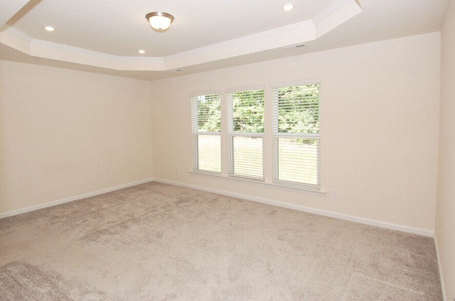 Building Photo - 331 White Oak Ridge Dr