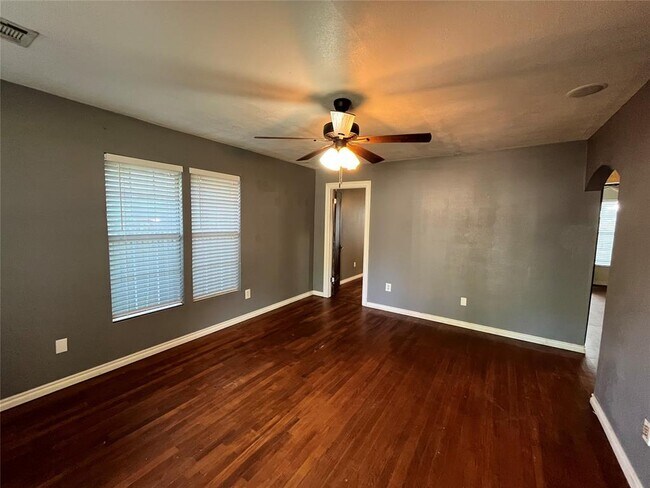 Building Photo - 312 N 6th St