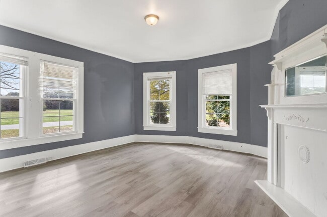 Building Photo - 409 Meadow Rd