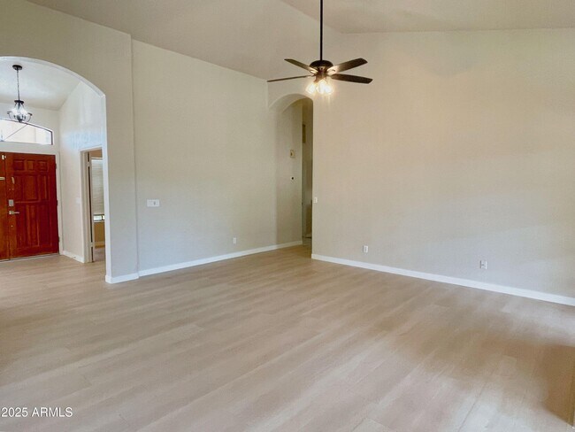 Building Photo - 319 N Riata St