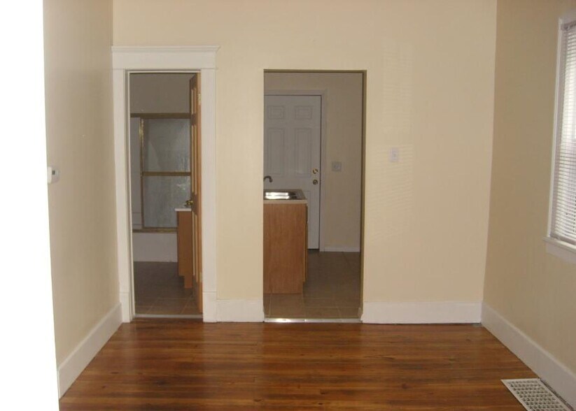 Building Photo - 1135 Bissell St