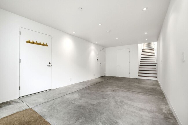 Building Photo - 1076 S Van Ness Ave