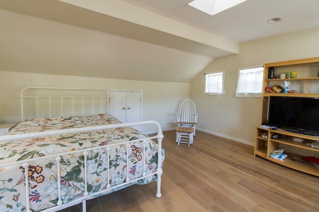 Building Photo - Gorgeous NW District House with Stunning Upgrades and Original Charm