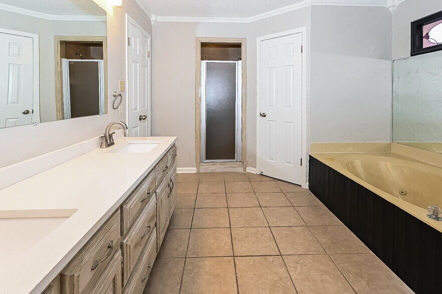 Building Photo - 8708 Rhonda Cir N