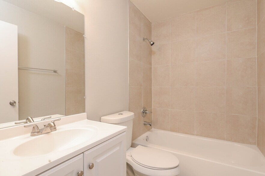 Building Photo - 4906 Hi Vista Cir