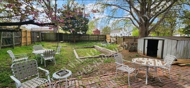 Building Photo - Large 2-story 4 Bed 1.5 Bath Home in Leave...