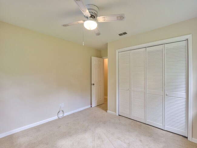 Building Photo - 805 Sandy Dr