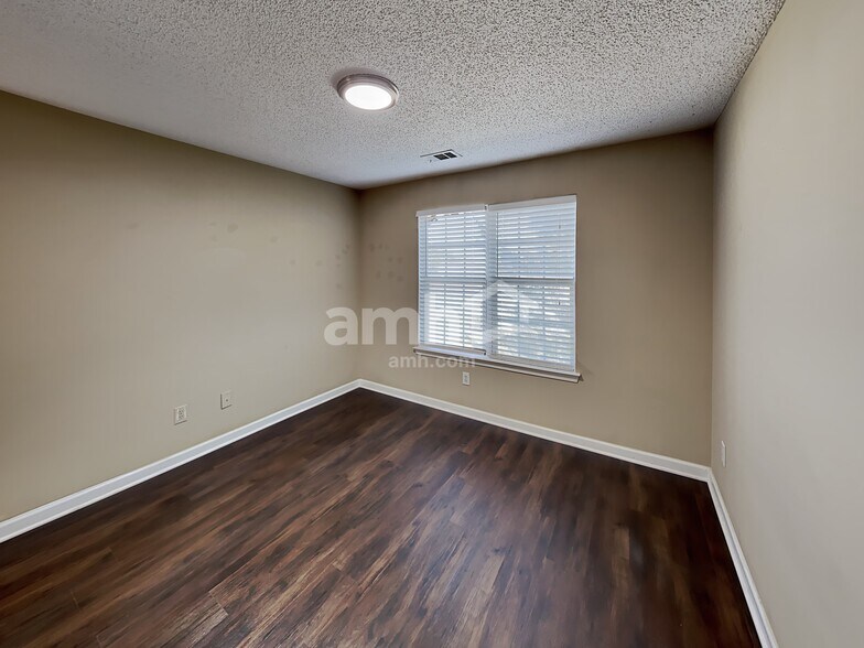 Building Photo - 6004 W Rosie Ln SE