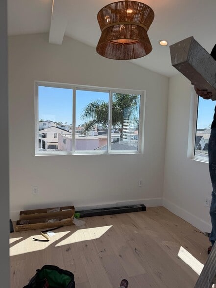 Bedroom Level 3 Mountain Views, bright - 301 Lugonia St