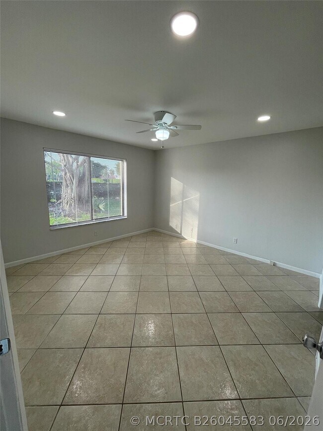 Building Photo - 6549 Somerset Dr