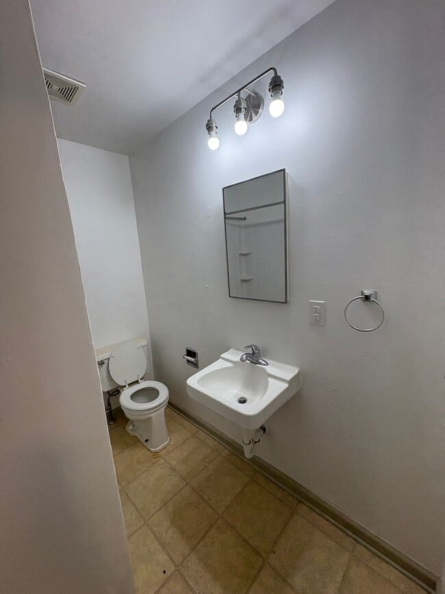 Building Photo - Newly Renovated 1 Bed 1 Bath Home