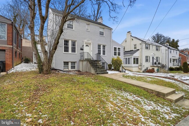 Building Photo - 2111 32nd Pl SE