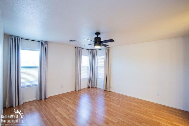 Building Photo - Gorgeous 3Bdm 2.5Ba Two-Story Home in Squi...