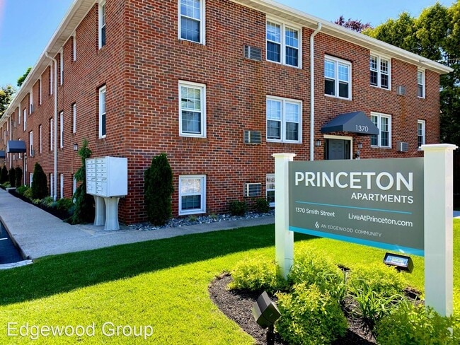 Building Photo - 1370 Smith St