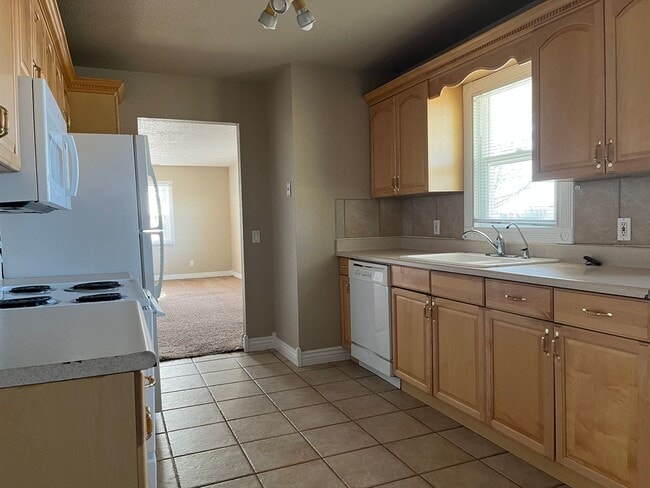 Building Photo - 2 BEDROOM, 1 BATHROOM SINGLE FAMILY HOME
